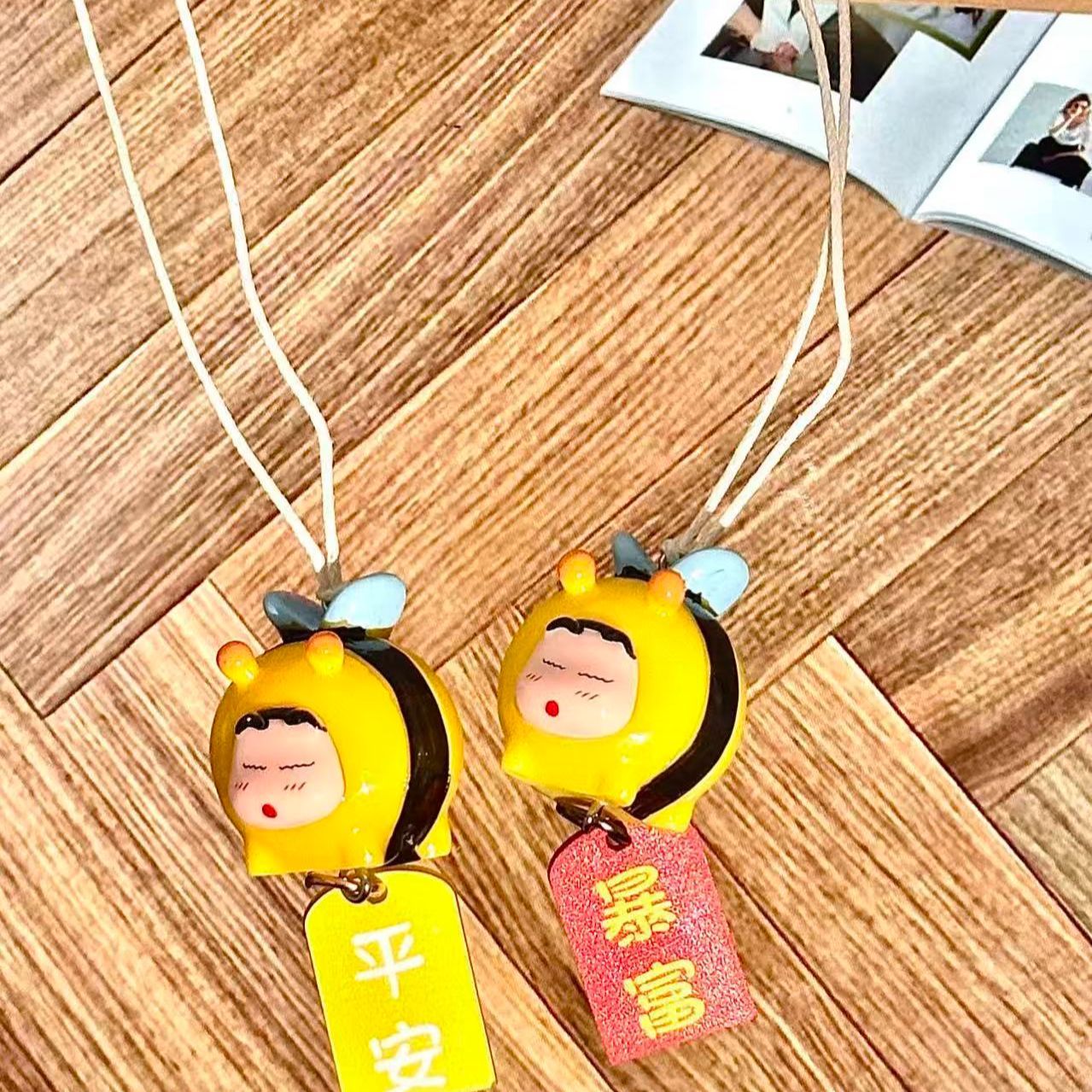 クレヨンしんちゃん ハチのコスプレフィギュア 車用吊り下げペ - Car Accessories Inside のレビューと価格